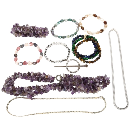 882 - Various jewellery, including silver chain necklace, Scottish style brooch etc