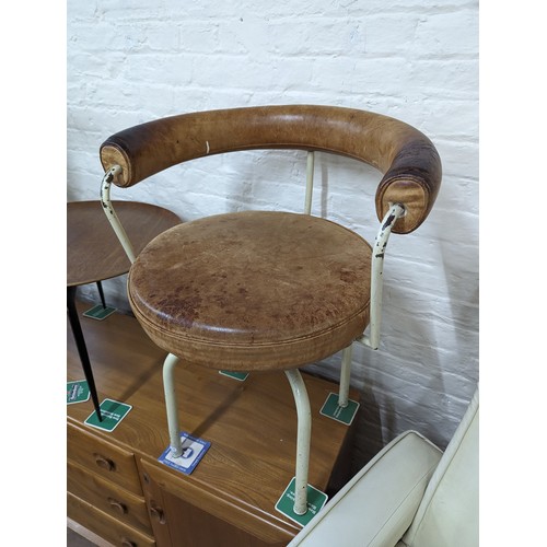 2093 - CHARLOTTE PERRIAND - an early Siege Tournant LC7 swivel chair in leather and painted steel, in well ... 