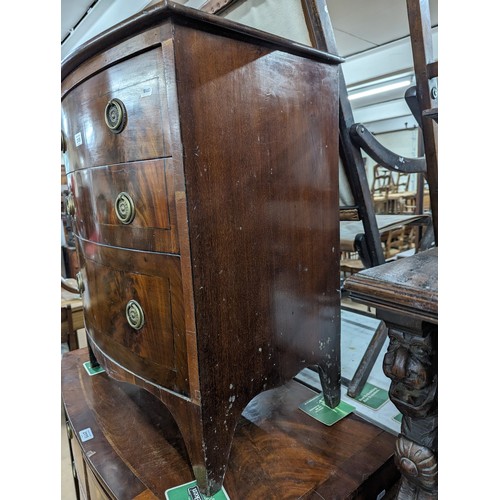 2120 - A Georgian flamed mahogany and ebony strung bow front chest of three long drawers. 64x71x43cm