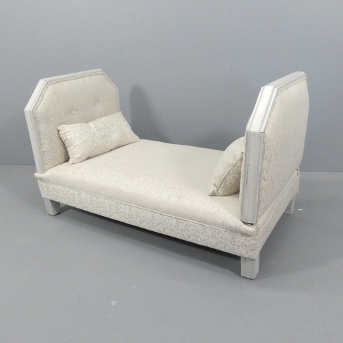 2109 - An upholstered double ended daybed with matching cushions. 127x75x71cm.