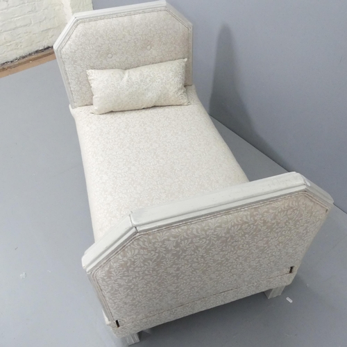 2109 - An upholstered double ended daybed with matching cushions. 127x75x71cm.