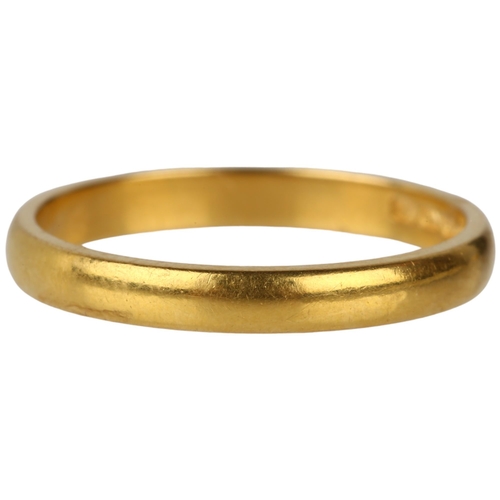 1153 - An early 20th century 22ct gold wedding band ring, maker SH, Birmingham 1939, band width 2.6mm, size... 