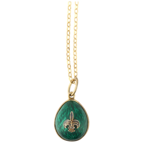 1215 - A late 20th century green enamel egg pendant necklace, on 9ct fine cable link chain, with fleur-de-l... 