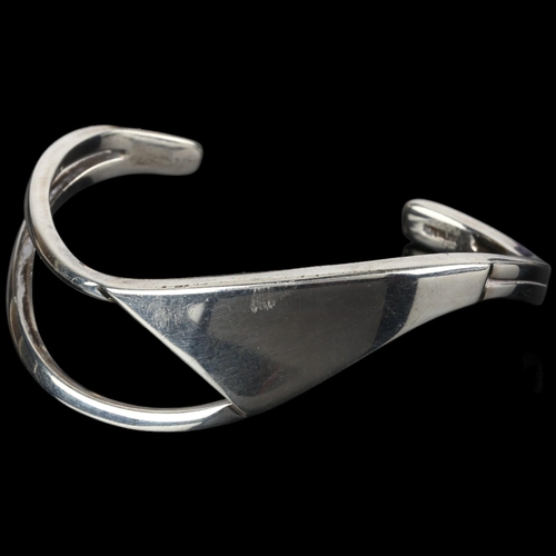 1375 - A Danish modernist sterling silver abstract cuff bangle, unsigned, setting height 17.4mm, internal c... 