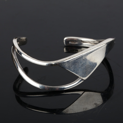 1375 - A Danish modernist sterling silver abstract cuff bangle, unsigned, setting height 17.4mm, internal c... 