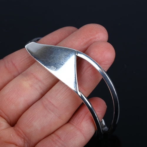 1375 - A Danish modernist sterling silver abstract cuff bangle, unsigned, setting height 17.4mm, internal c... 