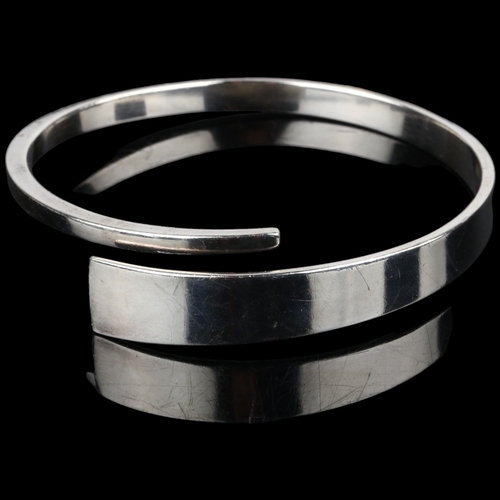 1380 - HANS HANSEN - a large Danish modernist sterling silver torque bangle, setting height 12.2mm, interna... 