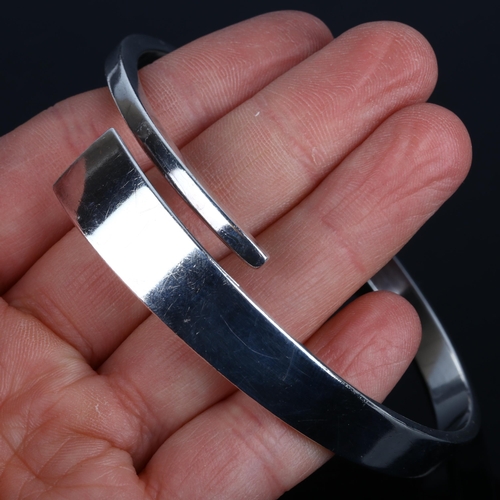 1380 - HANS HANSEN - a large Danish modernist sterling silver torque bangle, setting height 12.2mm, interna... 