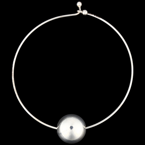 1399 - A Danish modernist geometric sphere neck torque, apparently unmarked, pendant 29.6mm, internal circu... 