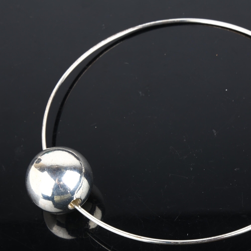 1399 - A Danish modernist geometric sphere neck torque, apparently unmarked, pendant 29.6mm, internal circu... 