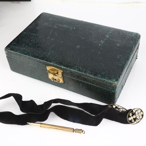 1432 - A Vintage green leather jewellery box, containing various jewellery including rolled gold Lady Yard-... 