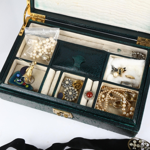 1432 - A Vintage green leather jewellery box, containing various jewellery including rolled gold Lady Yard-... 