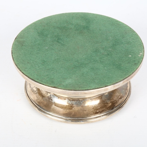 1481 - An Elizabeth II silver filled table candle holder, WI Broadway & Co, fits an 8cm candle, height 6cm