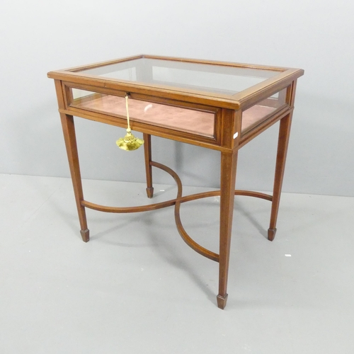 2132 - An Edwardian crossbanded mahogany and satinwood strung bijouterie table, with lifting glazed top, ra... 