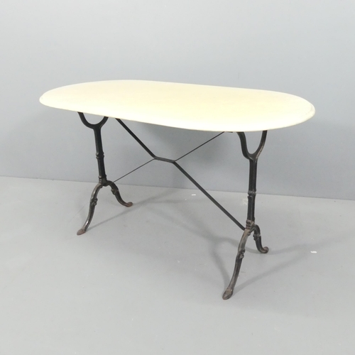 2152 - A oval marble-topped garden table on cast iron base. 120x71x60cm.