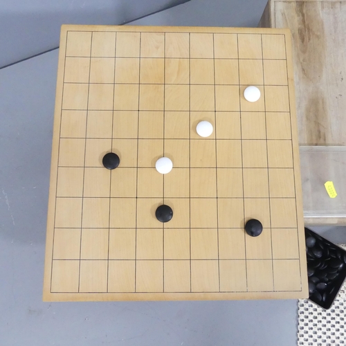 2194 - A vintage Japanese Go-board with playing stones and cover. 36x25x32cm.