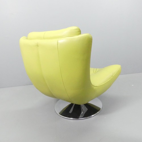 2034 - A contemporary green leather upholstered swivel lounge chair in the manner of Geoffrey Harcourt. Ove... 