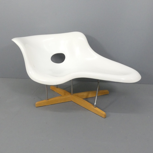 2041 - A mid-century style asymmetrical chaise longue chair in the manner of La Chaise by Charles Eames, th... 