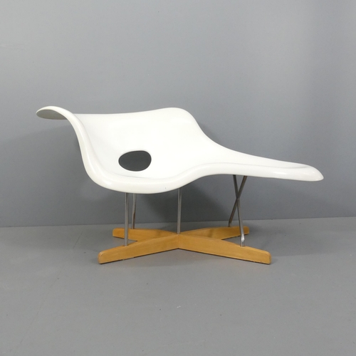 2041 - A mid-century style asymmetrical chaise longue chair in the manner of La Chaise by Charles Eames, th... 