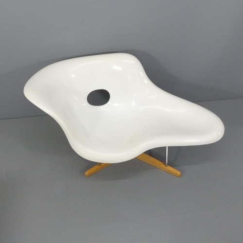 2041 - A mid-century style asymmetrical chaise longue chair in the manner of La Chaise by Charles Eames, th... 