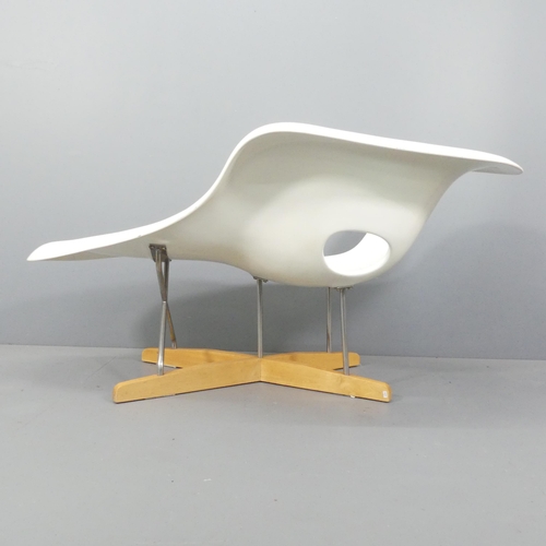 2041 - A mid-century style asymmetrical chaise longue chair in the manner of La Chaise by Charles Eames, th... 