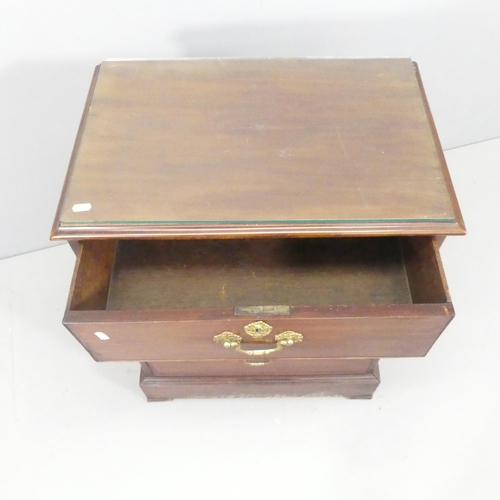 2242 - A 19th century style mahogany three-drawer chest, with brass mounts and glass top. 59x79x38cm.