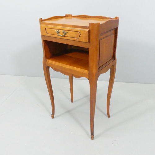 2252 - A French mahogany pot cupboard, with single drawer and cabriole legs. 37x70x27cm.