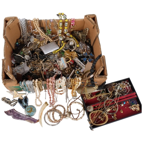 1004 - Various costume jewellery, including earrings, necklaces, brooches etc