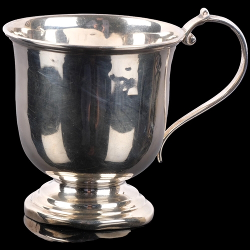 1099 - A George VI silver christening mug, Deakin & Francis, Birmingham 1939, 8cm, 2.2oz