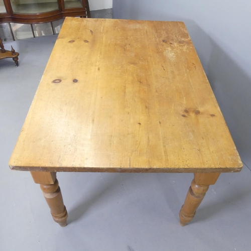 2549 - A vintage pine dining table. 137x77x91cm.