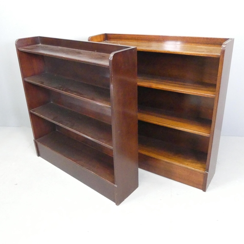 2551 - A pair of mahogany open bookcases with fixed shelves. 88x92x20cm.