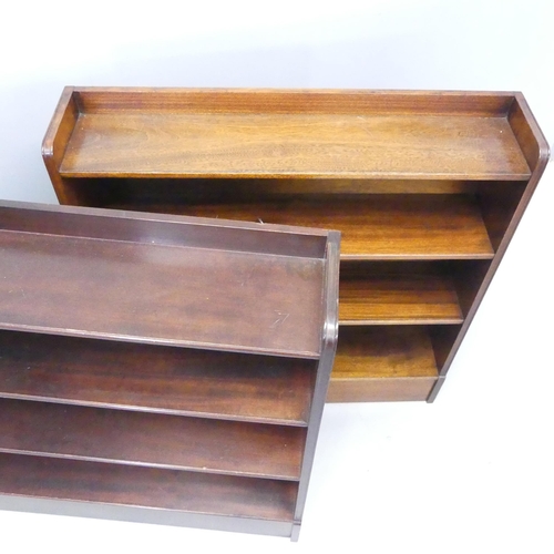 2551 - A pair of mahogany open bookcases with fixed shelves. 88x92x20cm.