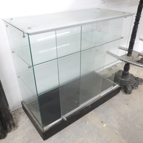 2635 - A glazed shop display cabinet with two fixed shelves and two locking doors. 102x92x46cm.