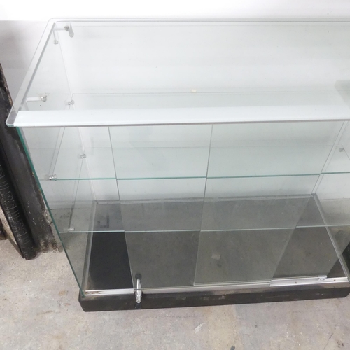 2635 - A glazed shop display cabinet with two fixed shelves and two locking doors. 102x92x46cm.