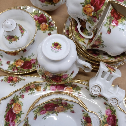 808 - Royal Albert Old Country Roses tea service for 8 people, including teapot