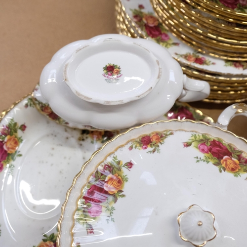 809 - Royal Albert Old Country Roses dinner service, including sauce boat and meat plate, and matching pre... 