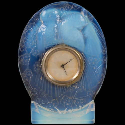 200 - A French Art Deco opalescent glass clock, decorated with lovebirds, H17cm