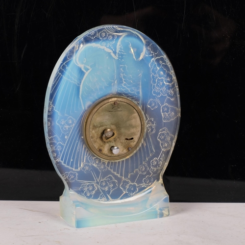 200 - A French Art Deco opalescent glass clock, decorated with lovebirds, H17cm