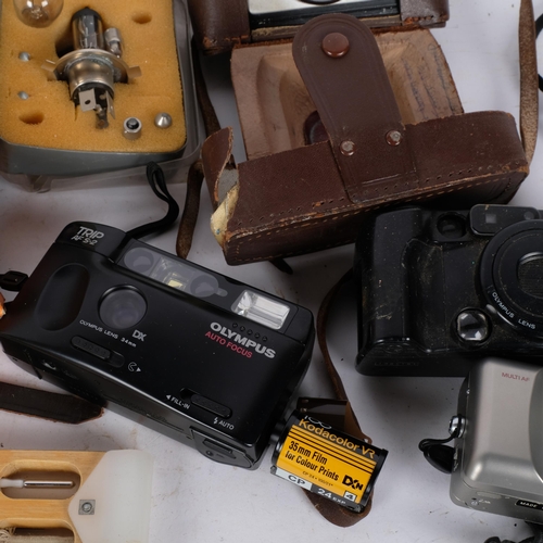 230 - A quantity of various Vintage cameras and associated equipment, various cameras, lenses and flashes,... 