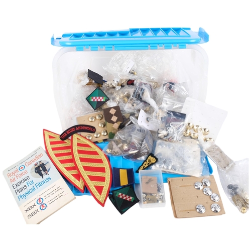 428 - A quantity of modern military uniform buttons and patches, including the Royal Scots, etc, the Royal... 