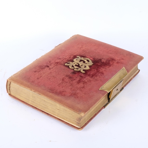 88 - A Victorian velvet covered photograph album, containing a collection of carte de visite and cabinet ... 