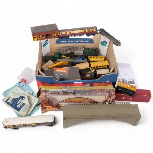 626 - A quantity of various Vintage model railway items, including various locomotives, carriages and acce... 