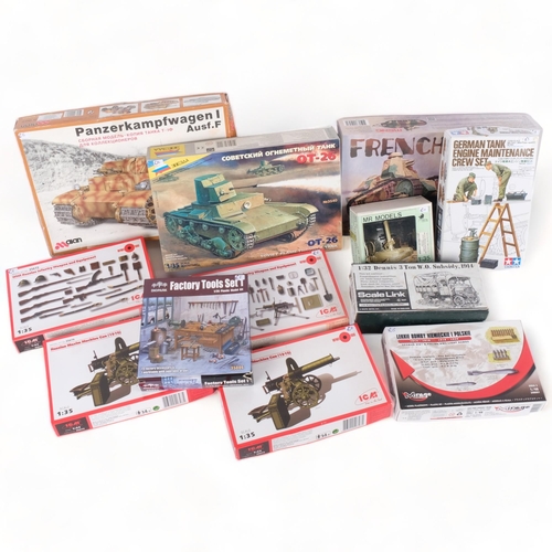 647 - A quantity of plastic model display kits, all military related in nature, including such brands as T... 