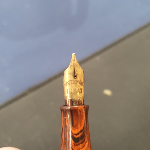 888 - A Watermans marble bodied fountain pen, with a 9ct gold band around the lid, nib is not gold, and a ... 