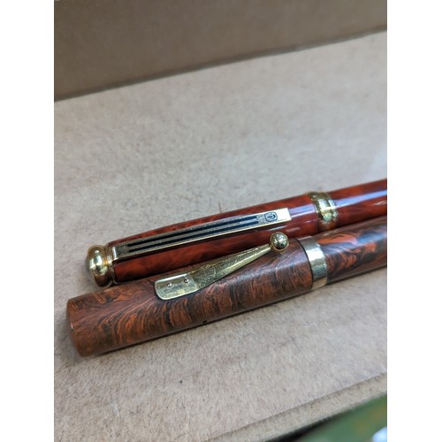 888 - A Watermans marble bodied fountain pen, with a 9ct gold band around the lid, nib is not gold, and a ... 