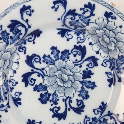 139 - Pair of Delft pottery plates with painted decoration, diameter 26.5cm