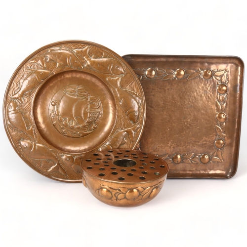 281 - A Newlyn Industrial Classes copper rose bowl and cover, a Newlyn copper tray both with hammered reli... 