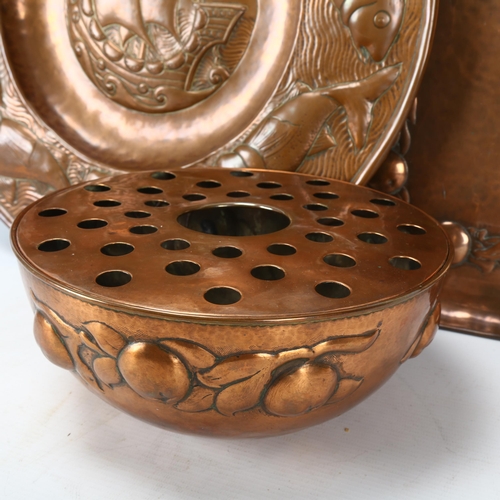 281 - A Newlyn Industrial Classes copper rose bowl and cover, a Newlyn copper tray both with hammered reli... 