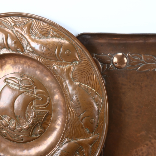 281 - A Newlyn Industrial Classes copper rose bowl and cover, a Newlyn copper tray both with hammered reli... 