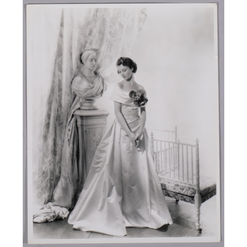 760 - Cecil Beaton, portrait of Vivien Leigh, silver gelatine photograph, sheet 25cm x 20.5cm, unframed